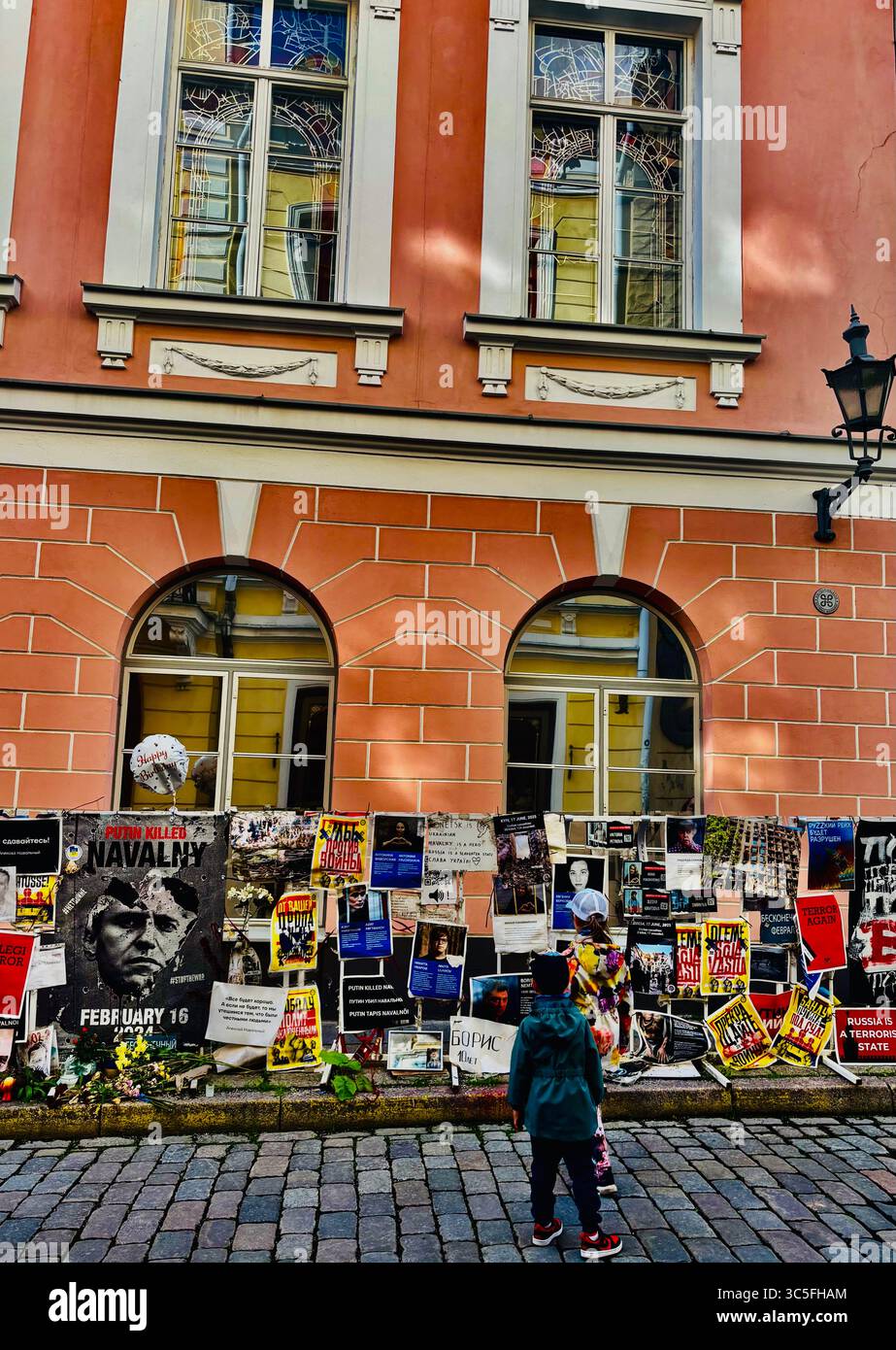 Dimostrazione anti-russa di fronte al consolato russo a Tallinn, Estronia. Foto Stock