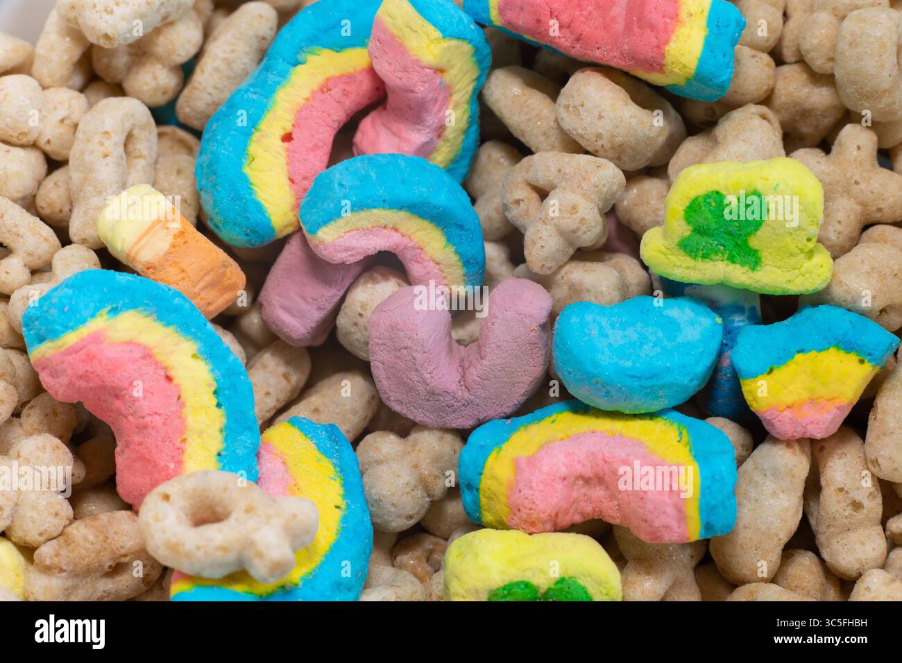 Ciotola di cereali Lucky Charms Marshmallow con pezzi colorati che galleggiano nel latte fresco Foto Stock