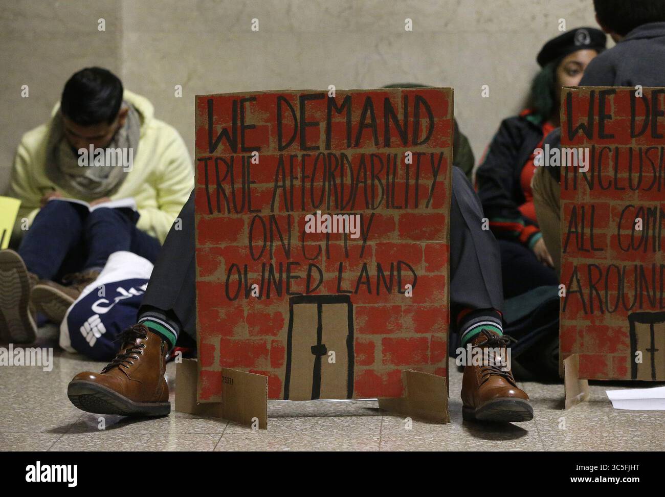 11 febbraio 2020, Chicago, Illinois, Stati Uniti: Charles Perry si trova di nuovo mentre lui e altri membri dell'accordo di beneficenza della comunità Obama organizzano un sit-in fuori dall'ufficio del sindaco Lori E. Lightfoot nel municipio martedì 11 febbraio 2020 a Chicago. (Immagine di credito: © TNS via cavo ZUMA) Foto Stock