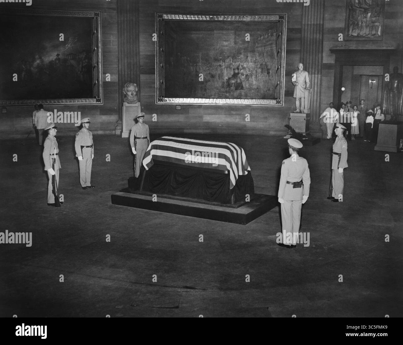 20 gennaio 2020, Washington, D.C, USA: Il generale degli eserciti John J. Pershing si trova nello stato della Rotunda of U.S. Capitol Building, Washington, D.C., USA, 18 luglio, 1948 (immagine di credito: © JT Vintage/Glasshouse via ZUMA Wire) Foto Stock