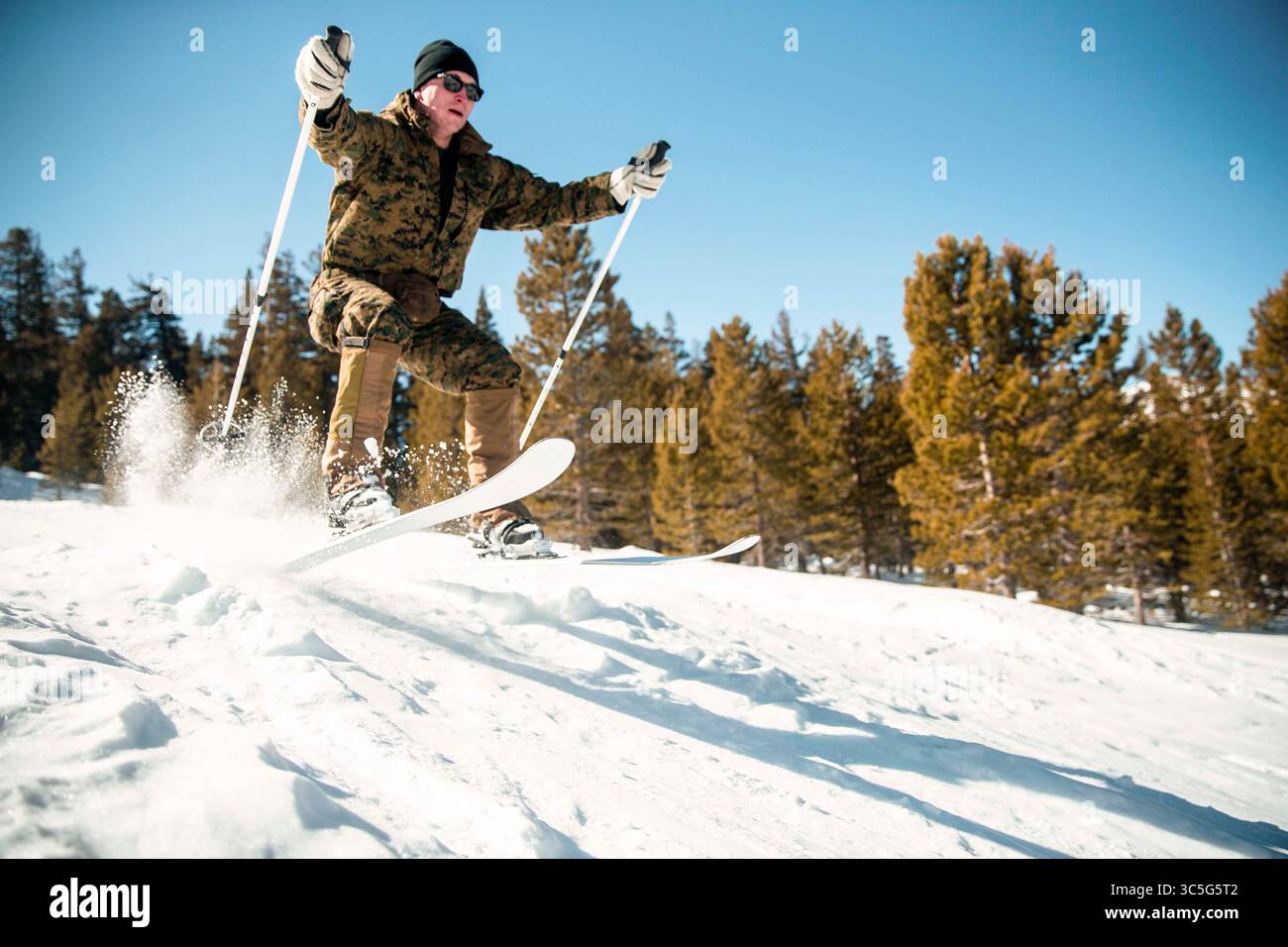 12 febbraio 2020 - Bridgeport, California, USA - U.S. Marine Corps Sgt. Jarrod Padgett, un leader della squadra di ricognizione Marine con 3° plotone, Force Reconnaissance Company (FORECON), 2nd Marine Division, conduce un evento di addestramento sulle competenze sciistiche durante Mountain Exercise 2-20 a bordo del Mountain Warfare Training Center a Bridgeport, California, 12 febbraio 2020. L'evento di addestramento ha fornito a FORECON la capacità di migliorare le proprie competenze in ambienti con basse temperature e di aumentare la loro mobilità, efficacia ed eccellenza nella lotta contro la guerra sul campo di battaglia. (Immagine di credito: © U.S. Marines/ZUMA Wire/ZUMA Foto Stock