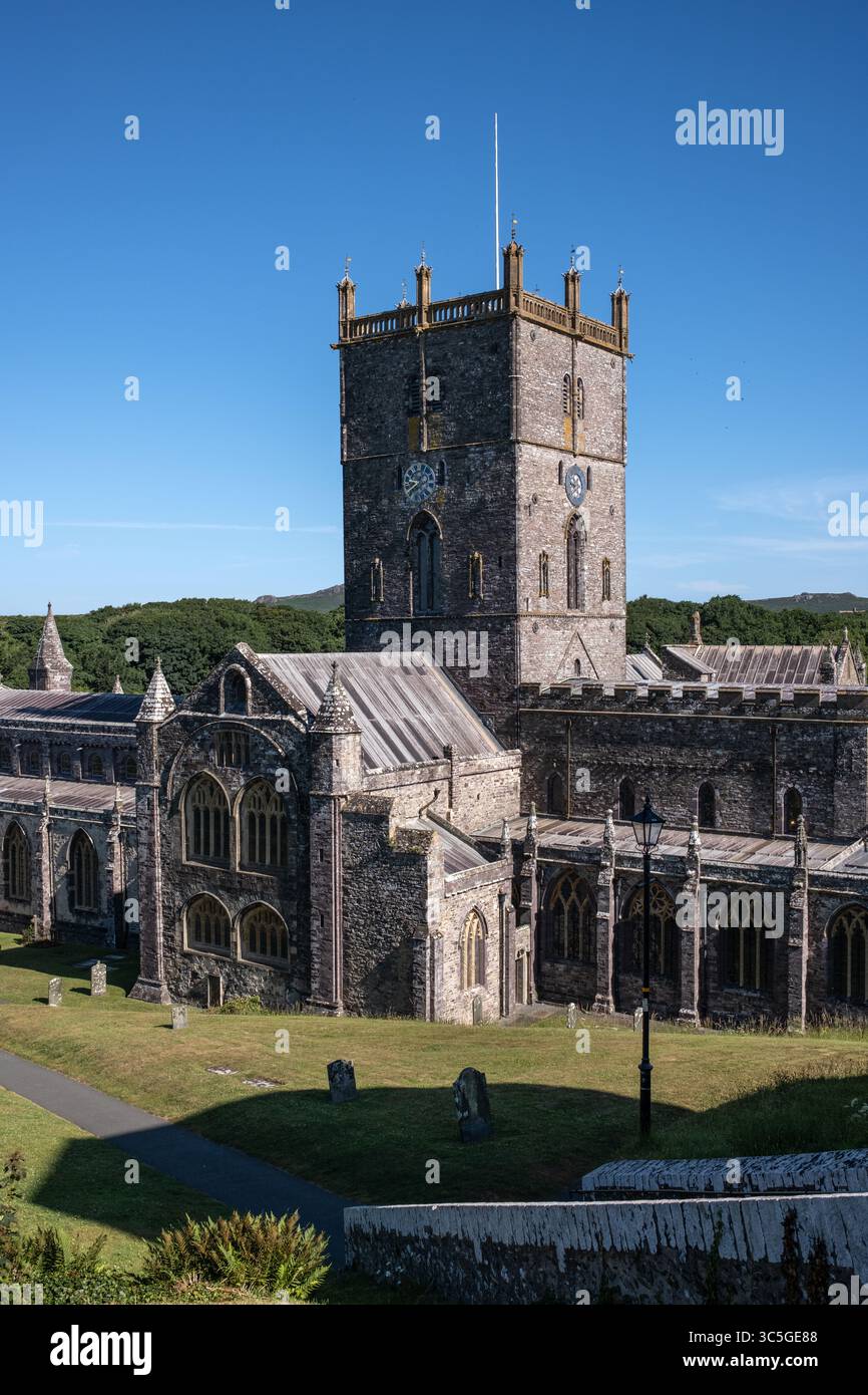 Torre e transetto sud della Cattedrale di St Davids nel Pembrokeshire Galles occidentale Regno Unito Foto Stock