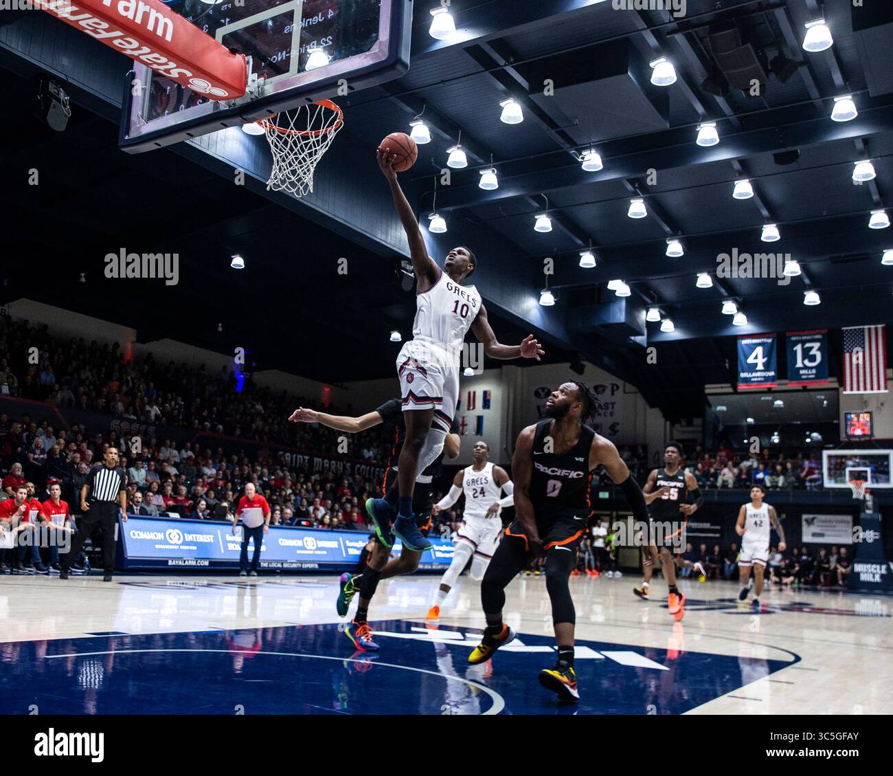 15 feb 2020 Moraga CA, U.S.A., l'attaccante dei St. Mary's Gaels Elijah Thomas (10) va al cerchio durante la partita di basket maschile NCAA tra i Pacific Tigers e i Saint Mary's Gaels 71-63 vincono al McKeon Pavilion Moraga California. Thurman James / CSM(immagine di credito: &Copy; Thurman James/CSM tramite cavo ZUMA) Foto Stock