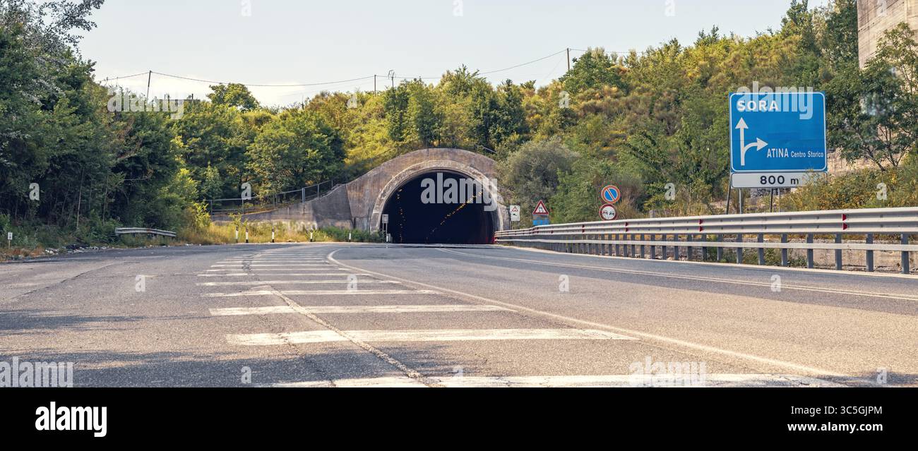 Strada a tunnel lungo la strada Sora-Cassino nei pressi della città di Atina nel Lazio italiano Foto Stock