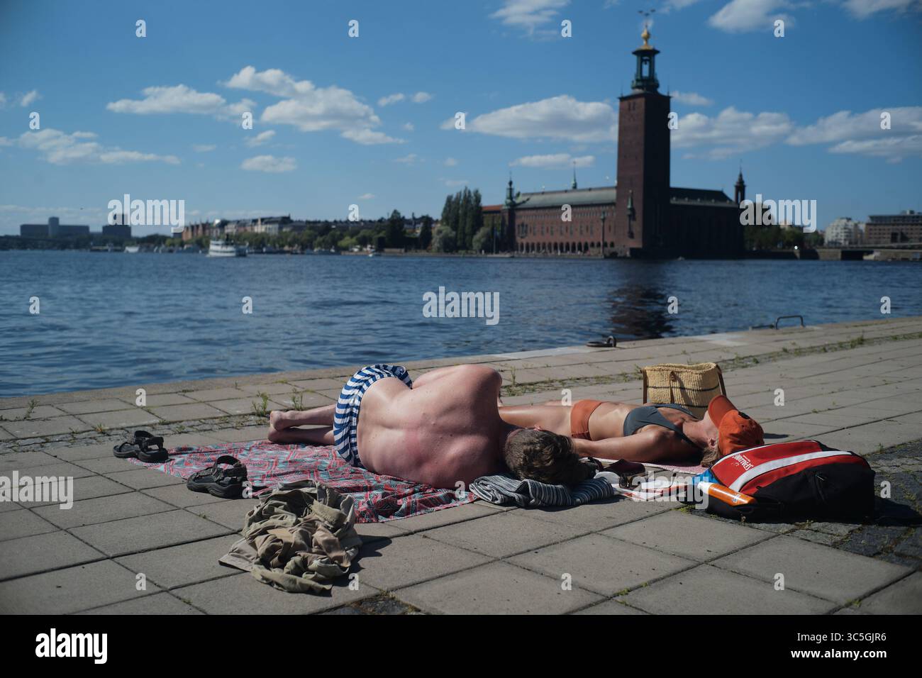 Stoccolma. 27 luglio 2025. La gente si crogiola al sole a Stoccolma, in Svezia, il 27 luglio 2025. Crediti: Peng Ziyang/Xinhua/Alamy Live News Foto Stock