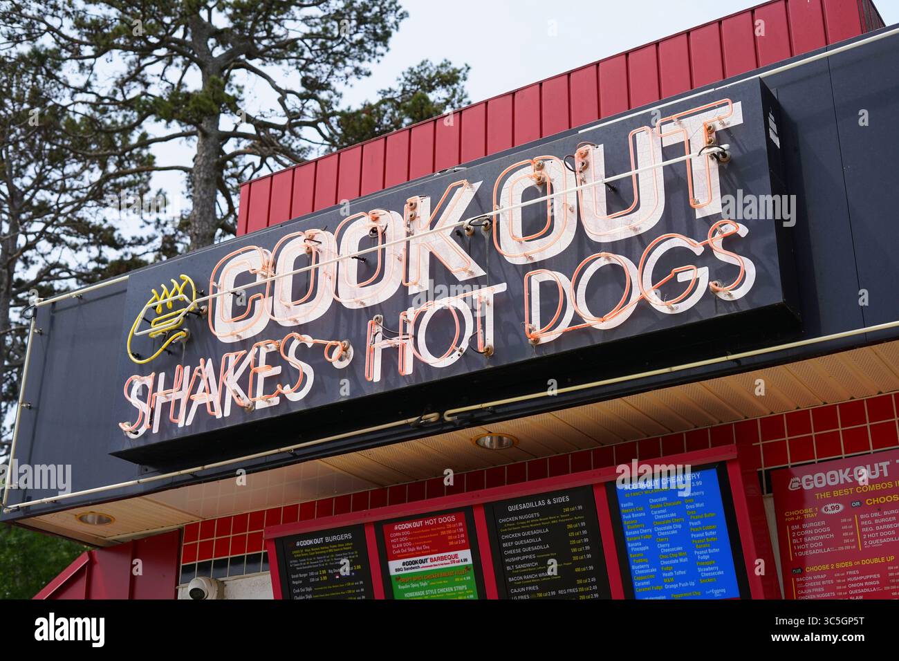 Il logo del ristorante Cookout è illuminato dal vibrante cartello al neon presso il locale Late Night Drive Thru Foto Stock
