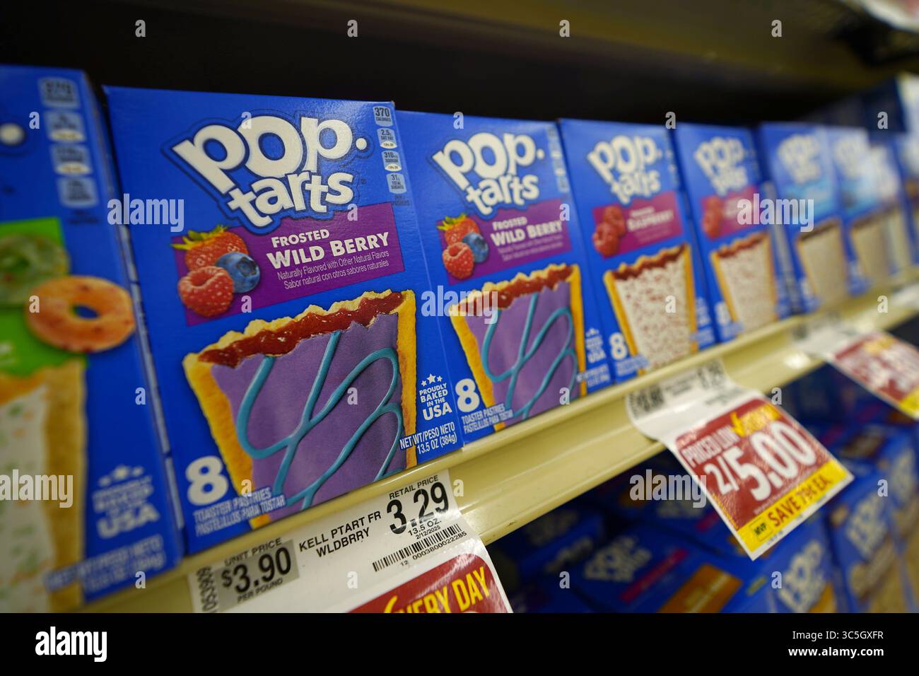 Pop Tarts Wild Berry Frosted pasticceria ordinatamente organizzata nella sala colazione del negozio di alimentari Foto Stock