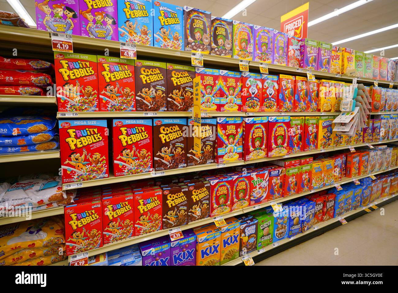 Colorato assortimento di cereali per la prima colazione esposti sul ripiano del negozio di alimentari Foto Stock