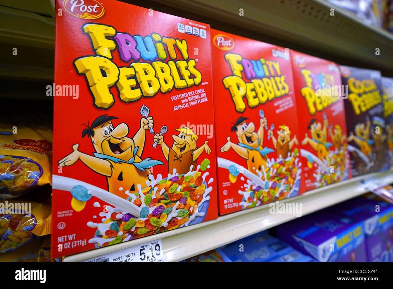 Scatole di cereali Post Fruity Pebbles esposte in modo vibrante nella sala colazione del negozio di alimentari Foto Stock