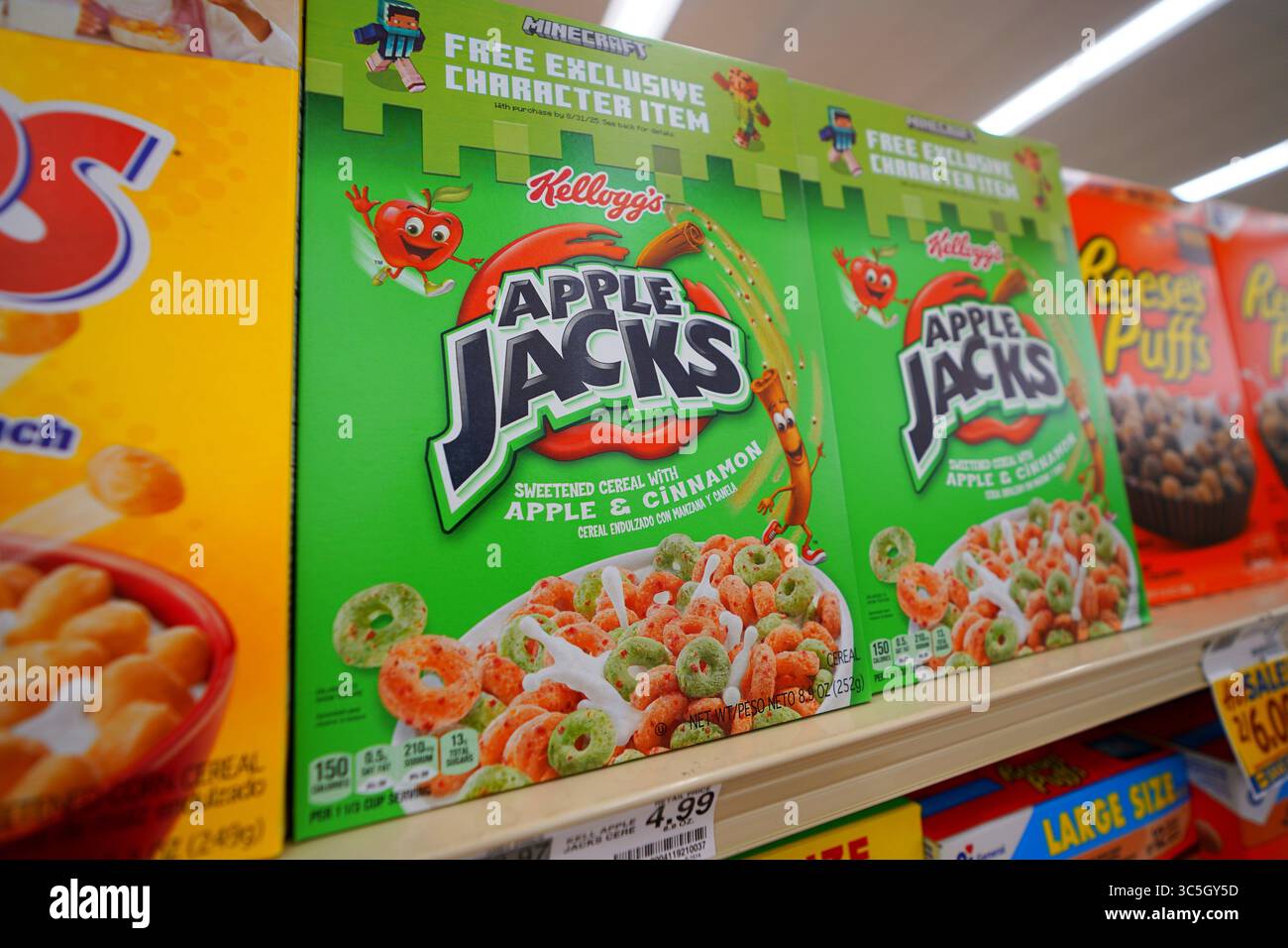 Le scatole di cereali Apple Jacks sono esposte sul ripiano del negozio di alimentari con un sapore di mela alla cannella Foto Stock
