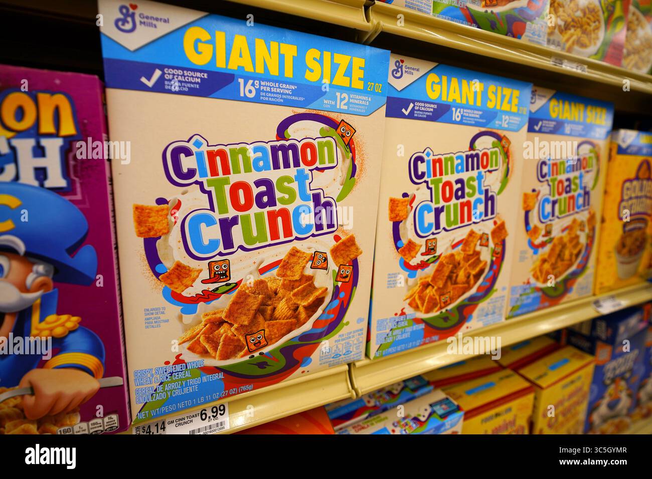 Toast alla cannella scatole di cereali Crunch esposte sul ripiano del negozio di alimentari con dolci cannella Swirls Foto Stock