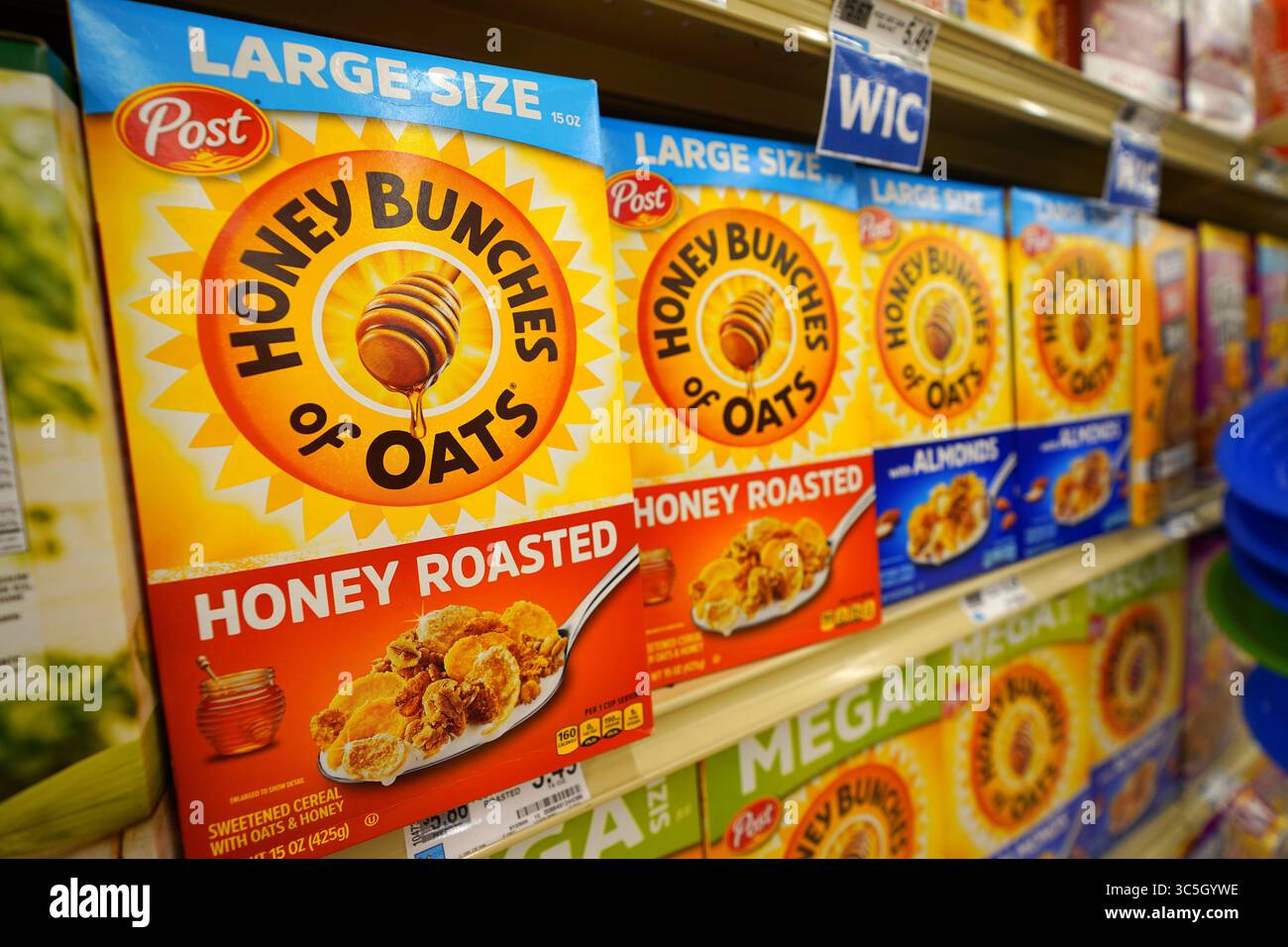 Mazzetti di cereali arrostiti al miele di avena disposti elegantemente sul ripiano del negozio di alimentari Foto Stock