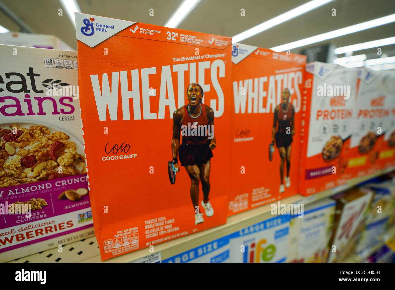Le scatole di cereali Wheaties sono esposte in modo audace sullo scaffale del negozio di alimentari con le immagini di Champion Athlete Foto Stock