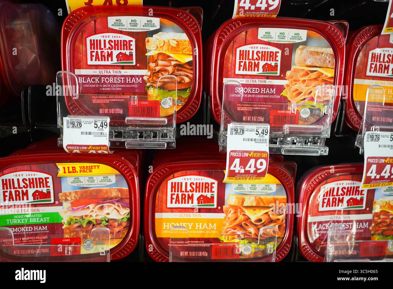 Hillshire Farms Sandwich Deli carni confezionate in modo ordinato sul ripiano refrigerato del negozio di alimentari Foto Stock
