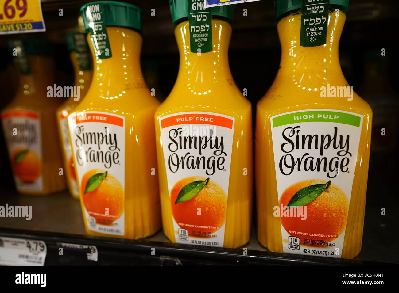 Bottiglie Juice Simply Orange disposte elegantemente sul ripiano refrigerato del negozio di alimentari Foto Stock