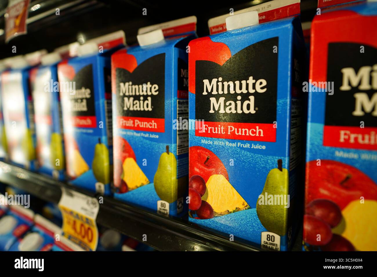 Le bottiglie Minute Maid Fruit Punch sono esposte in modo luminoso nella sala delle bevande del negozio di alimentari Foto Stock