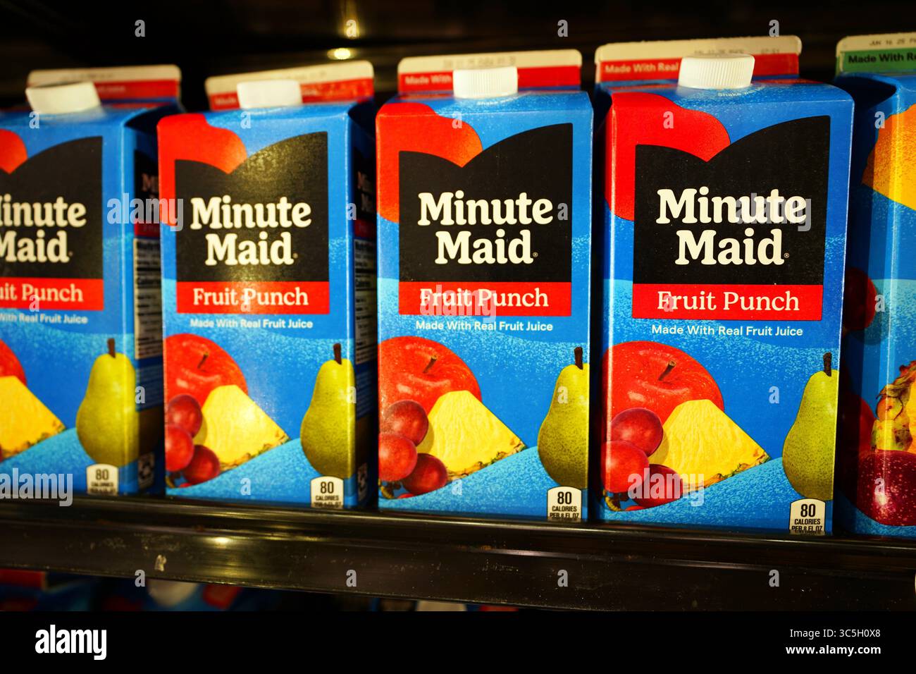 Le bottiglie Minute Maid Fruit Punch sono esposte in modo luminoso nella sala delle bevande del negozio di alimentari Foto Stock