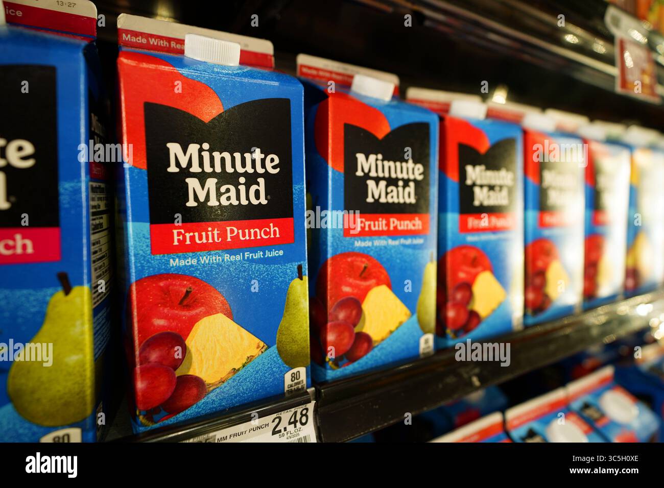Le bottiglie Minute Maid Fruit Punch sono esposte in modo luminoso nella sala delle bevande del negozio di alimentari Foto Stock