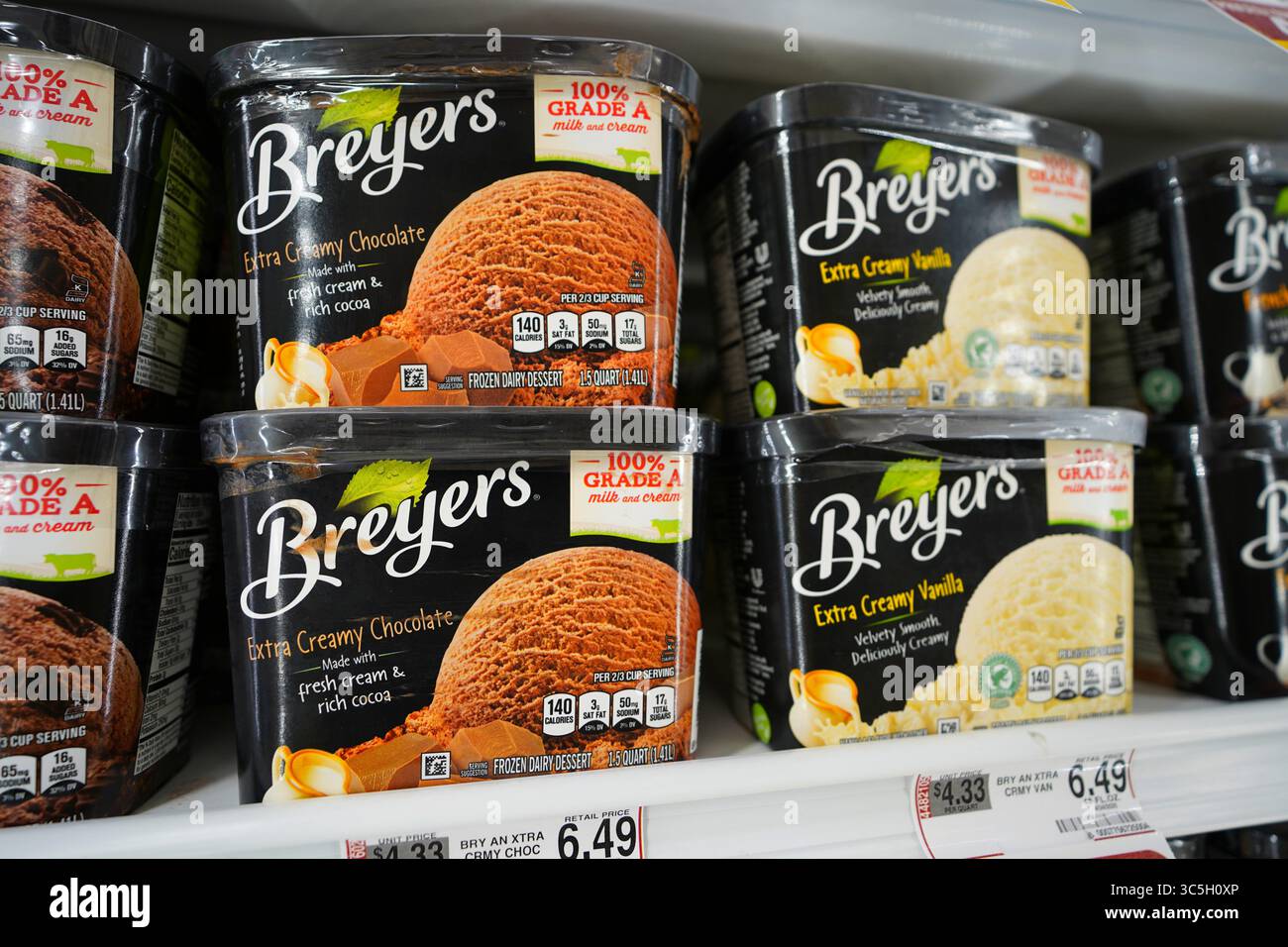 Prodotti da dessert per gelati Breyers perfettamente allineati sullo scaffale del negozio di alimentari con sapori diversi Foto Stock