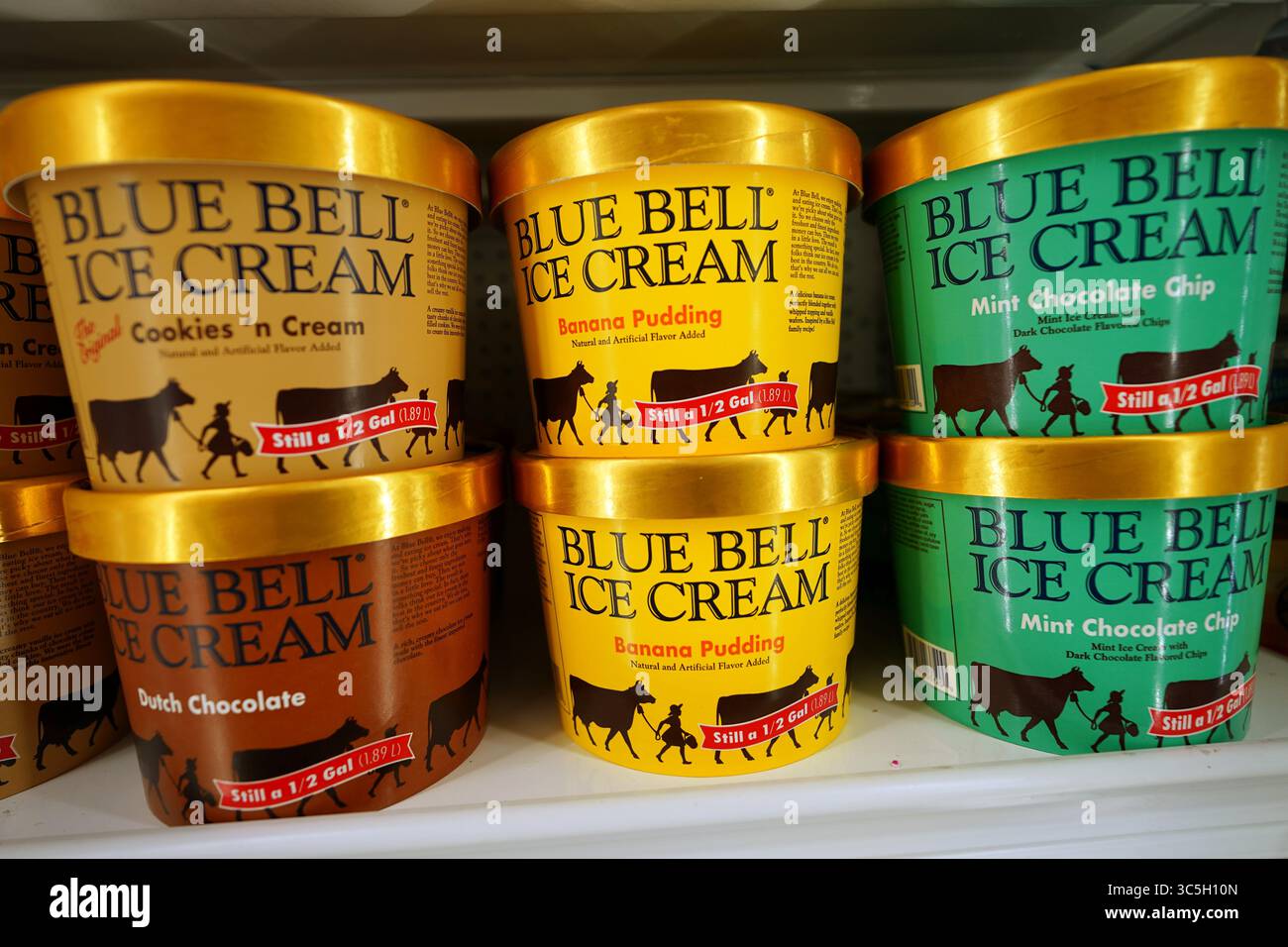 Prodotti da dessert Blue Bell Ice Cream perfettamente allineati sullo scaffale del negozio di alimentari con sapori diversi Foto Stock