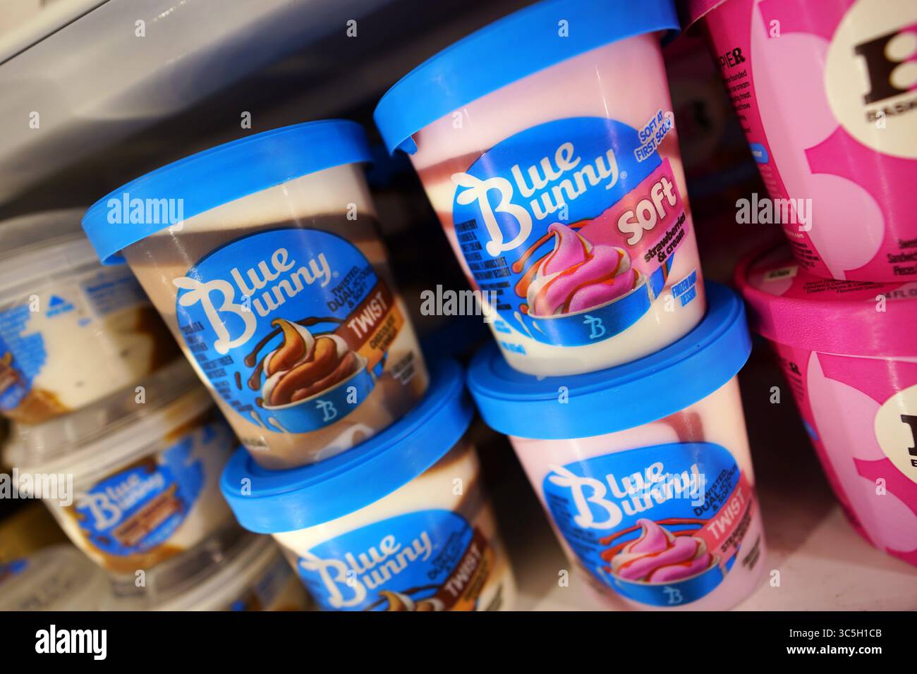 Prodotti Blue Bunny Ice Cream perfettamente impilati sul ripiano del congelatore della drogheria Foto Stock