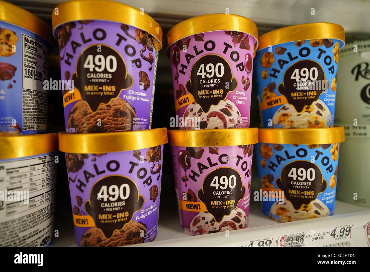 Le pinte per gelato Halo Top a basso contenuto calorico sono ordinate sul ripiano del congelatore della drogheria Foto Stock