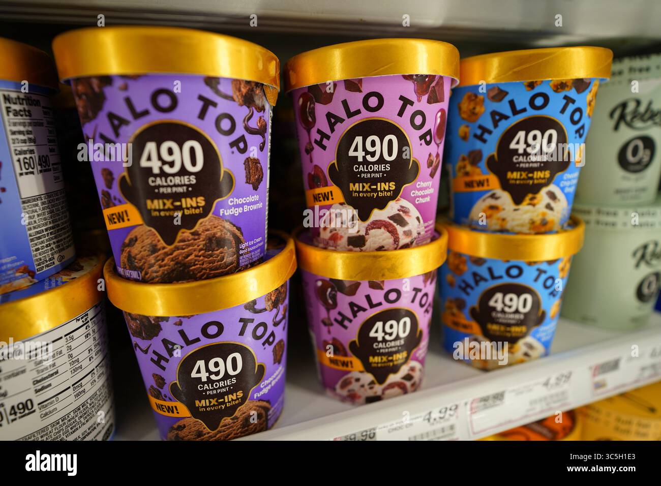 Le pinte per gelato Halo Top a basso contenuto calorico sono ordinate sul ripiano del congelatore della drogheria Foto Stock