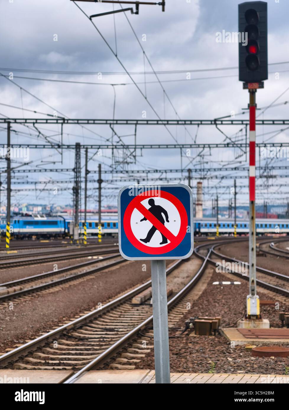 Segnale di avvertimento per le ferrovie senza tregua: Binari urbani ad alta risoluzione con cavi sospesi e luci di segnalazione rosse, sfondo astratto perfetto per sfondo, Web Design e Digital Media Foto Stock