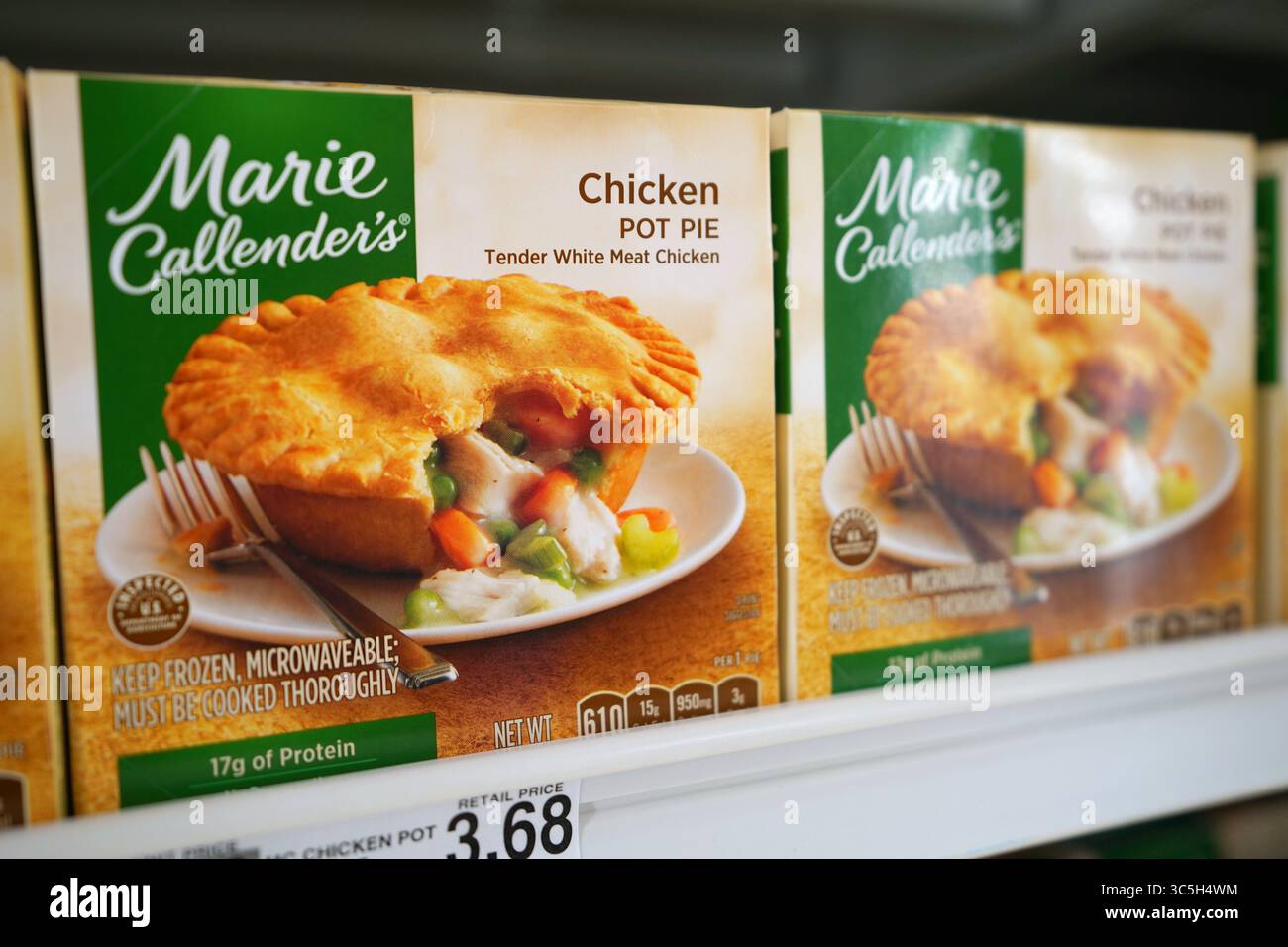 Marie Callender's Chicken Pot Pie con prodotti surgelati per cena sullo scaffale del negozio Foto Stock