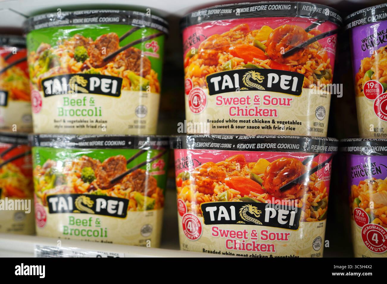 Prodotti per la cena Tai Pei di ispirazione asiatica allo scaffale del negozio, microonde Foto Stock