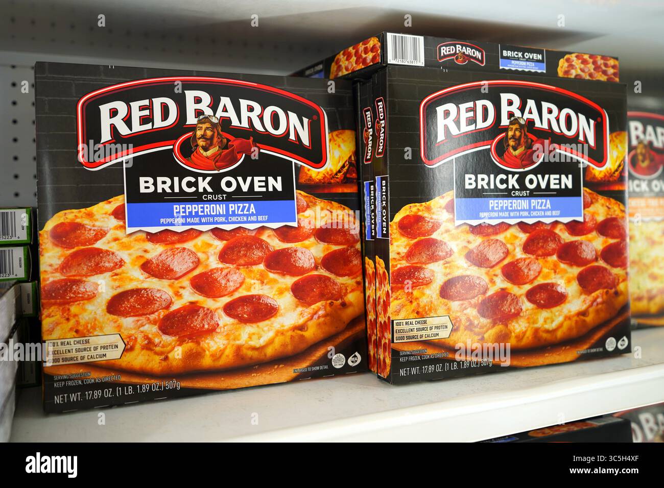 Prodotti per la cena Red Baron Frozen Pizza sullo scaffale del forno a mattoni Pepperoni Pizza Foto Stock