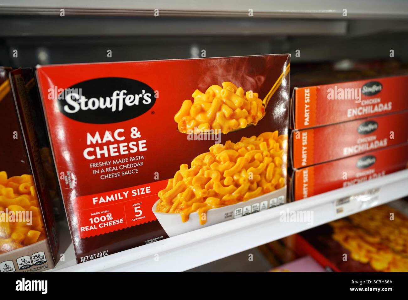 Prodotti per la cena Stouffers Frozen Mac and Cheese su scaffale presso il negozio Family size Foto Stock