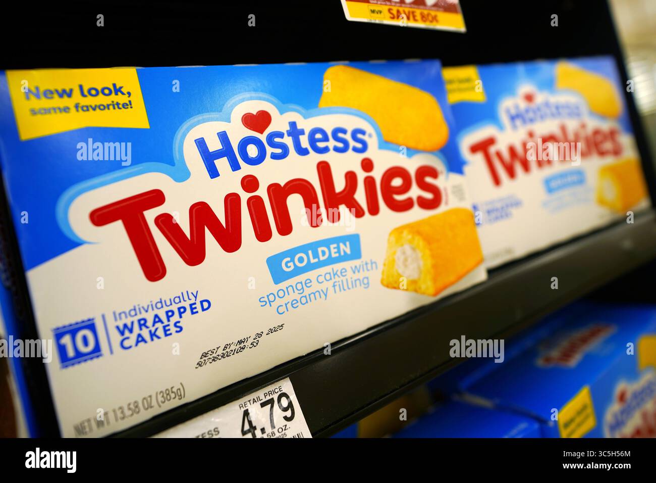 Torte Twinkies Golden Sponge con ripieno cremoso confezionate nell'iconico Wrapper Foto Stock