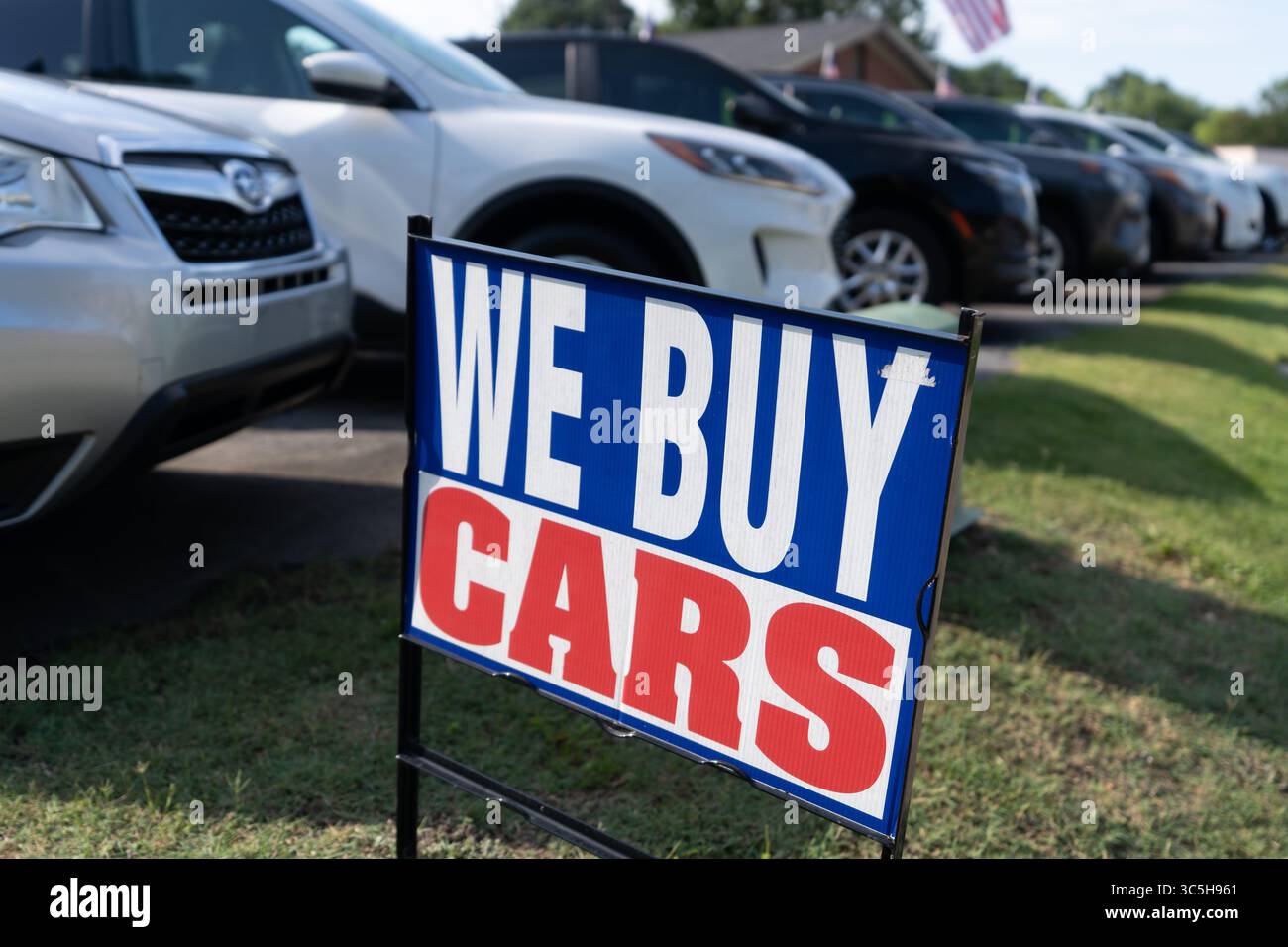 We Buy Cars Sign presso la concessionaria Auto Sales Lot Foto Stock