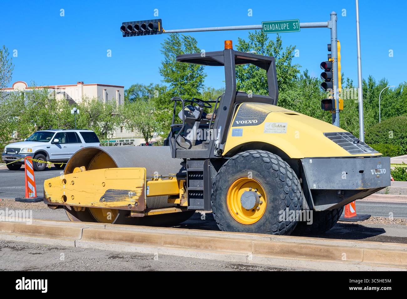 Santa Fe, NEW MEXICO, USA - 15 maggio 2025: Compattatore Volvo 8242 parcheggiato in Guadalupe Street durante una pausa dal progetto di costruzione di strade nel centro di Santa Fe Foto Stock