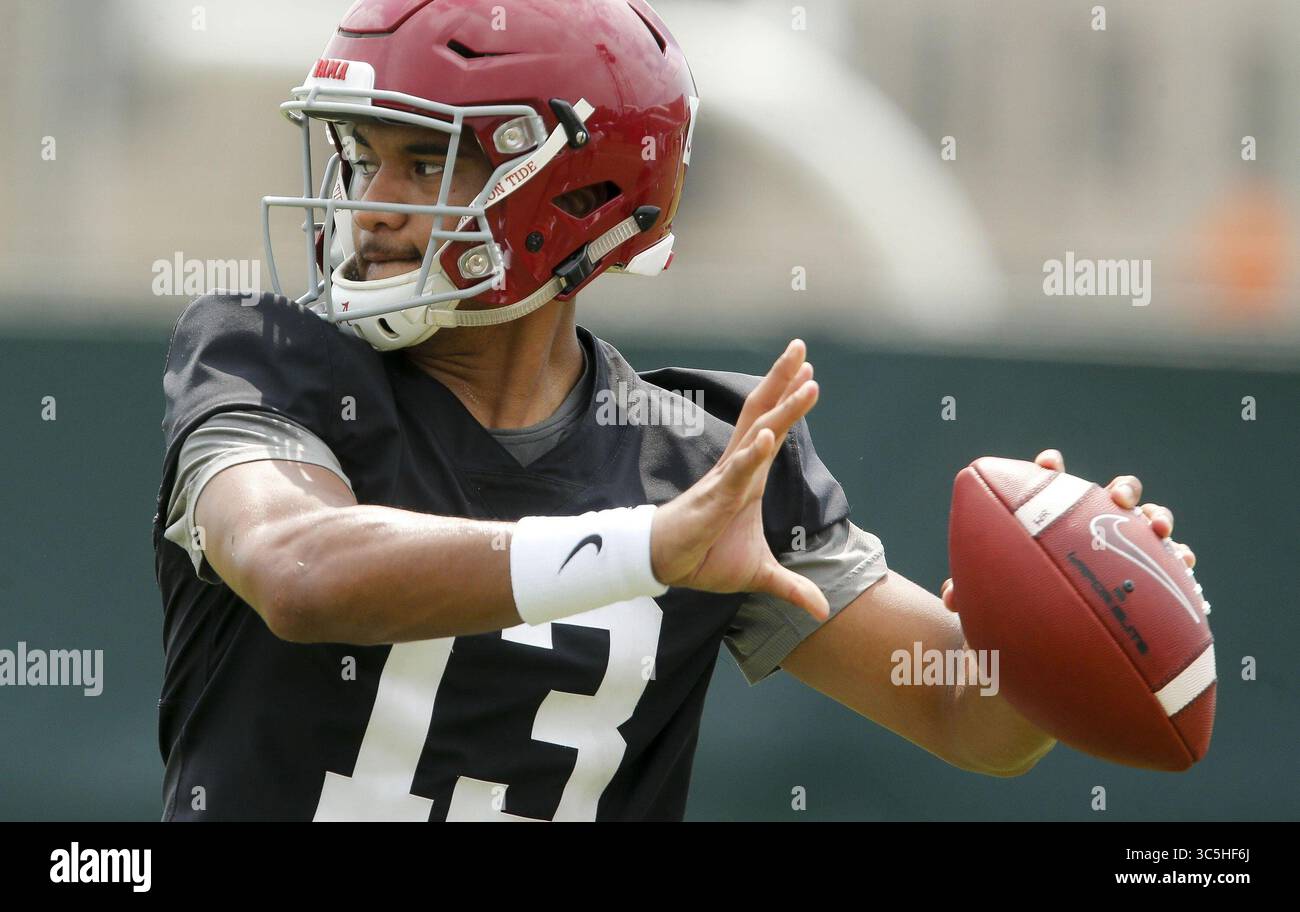 19 febbraio 2020, Stati Uniti: Il quarterback dell'Alabama tua Tagovailoa è il favorito schiacciante ad atterrare con i Miami Dolphins, a condizione che i medici lo riescano a scappare. (Immagine di credito: © TNS via cavo ZUMA) Foto Stock