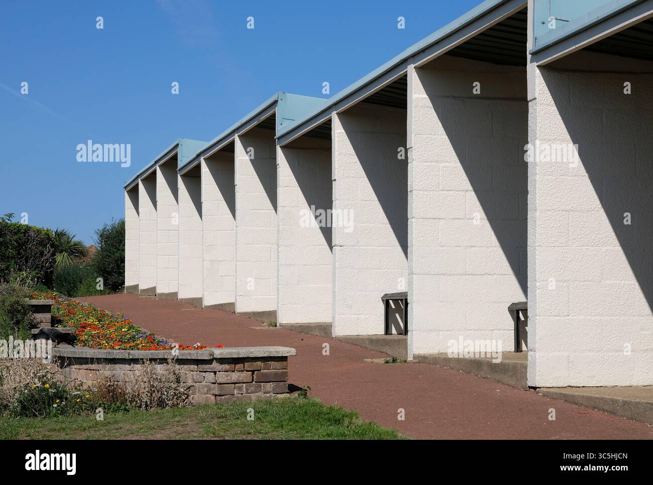rifugi sul mare costruiti in mattoni dipinti di bianco, sheringham, nord di norfolk, inghilterra Foto Stock