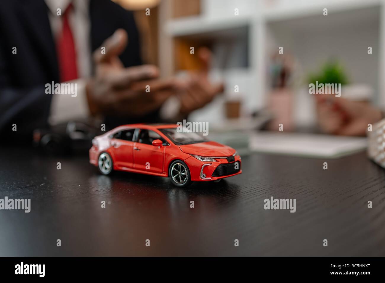 un venditore di auto sta spiegando i dettagli di una vettura e il prezzo a cui un acquirente è interessato, il responsabile vendite dello showroom ha spiegato la quantità di int Foto Stock