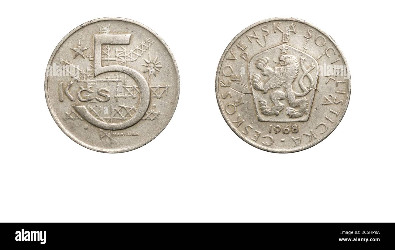 Ex Cecoslovacchia moneta 5 koruny anno 1968 Obverse e. lato inverso, primo piano macro su sfondo bianco Foto Stock
