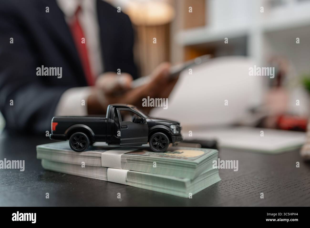 la vendita dell'auto viene completata dopo la firma del contratto, consegnare la chiave dell'auto dopo l'acquisto dell'auto e pagare il prezzo dell'auto al venditore Foto Stock