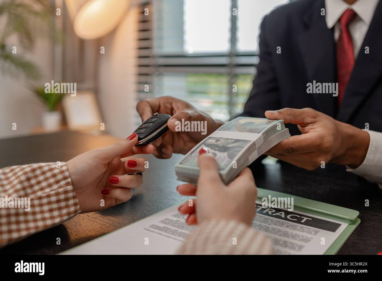 la vendita dell'auto viene completata dopo la firma del contratto, consegnare la chiave dell'auto dopo l'acquisto dell'auto e pagare il prezzo dell'auto al venditore Foto Stock