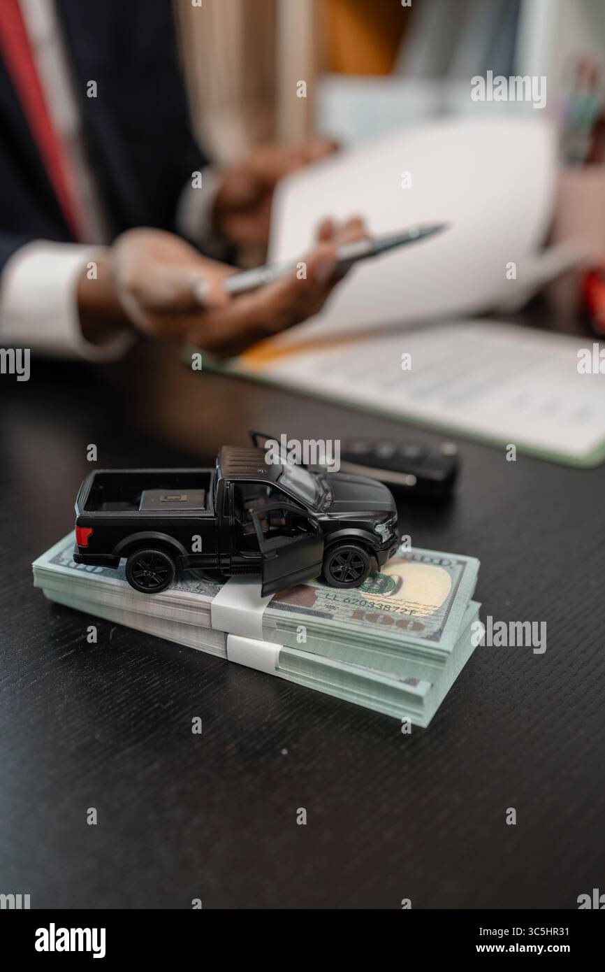 la vendita dell'auto viene completata dopo la firma del contratto, consegnare la chiave dell'auto dopo l'acquisto dell'auto e pagare il prezzo dell'auto al venditore Foto Stock