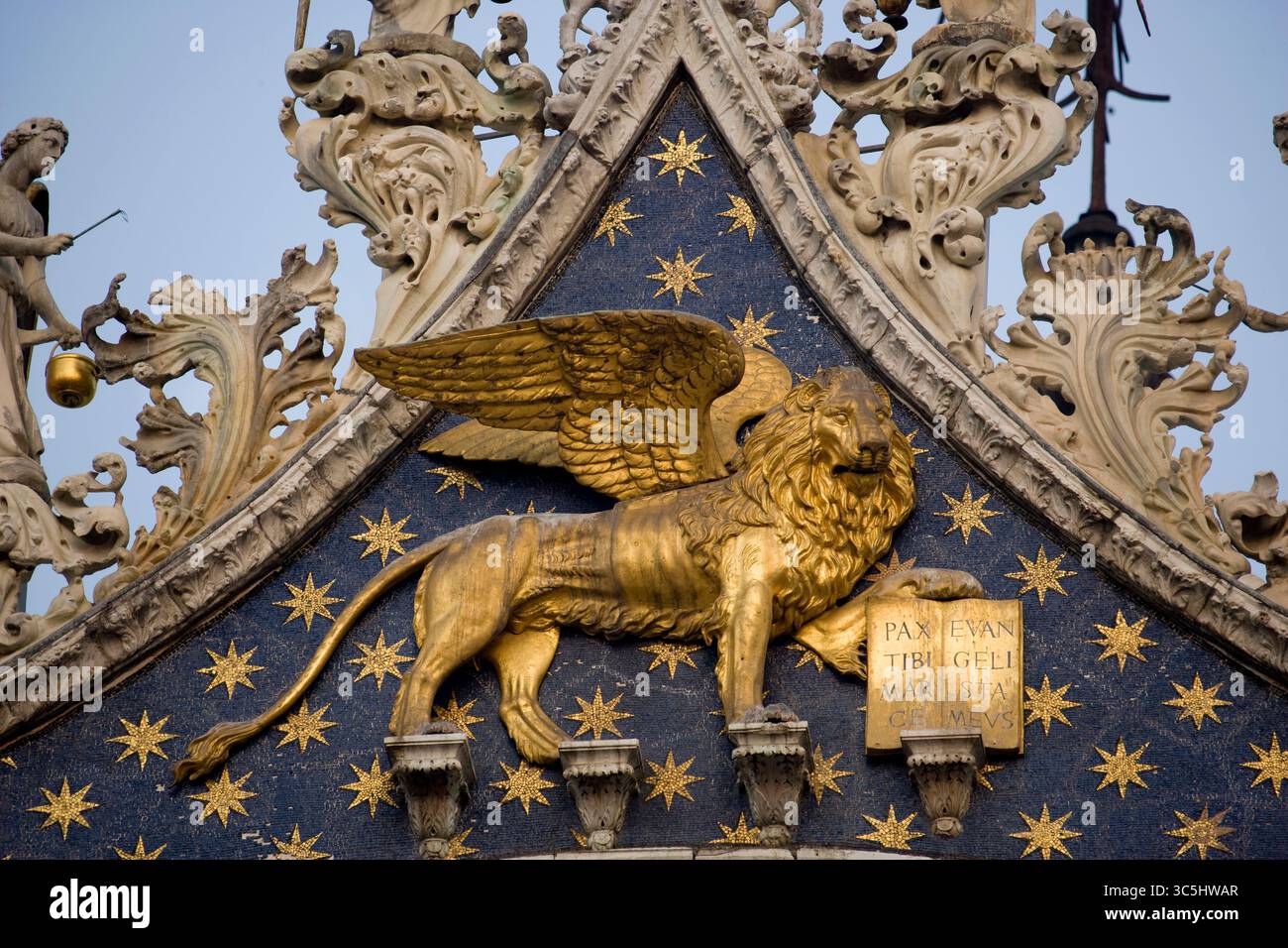 Il leone alato d'oro di San Marco, simbolo dell'Evangelista e della Repubblica di Venezia, esposto sopra l'ingresso della Basilica di San Marco. Su Foto Stock