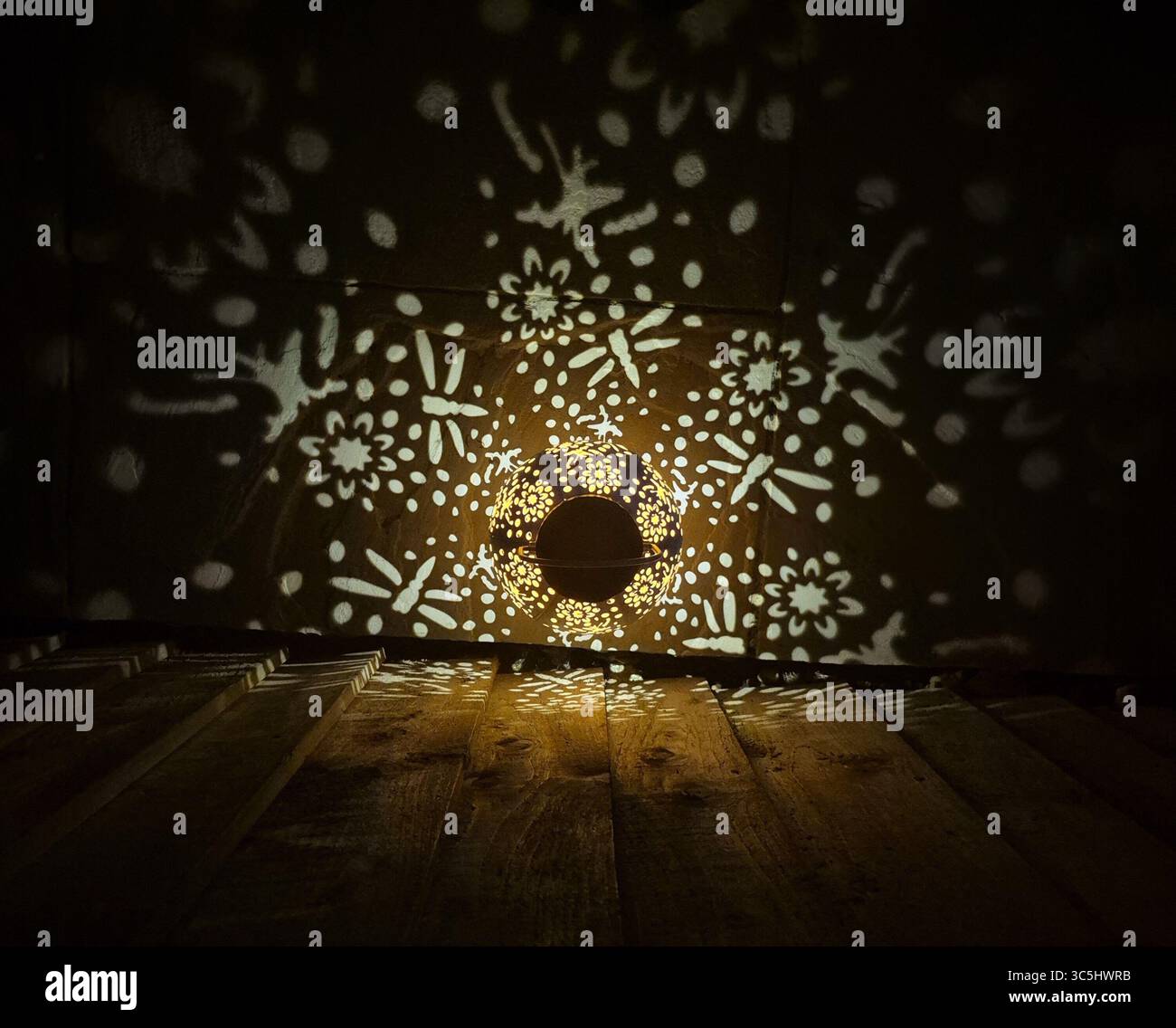 Lanterna solare sferica illuminata di notte - Immagine stock catturata con smartphone