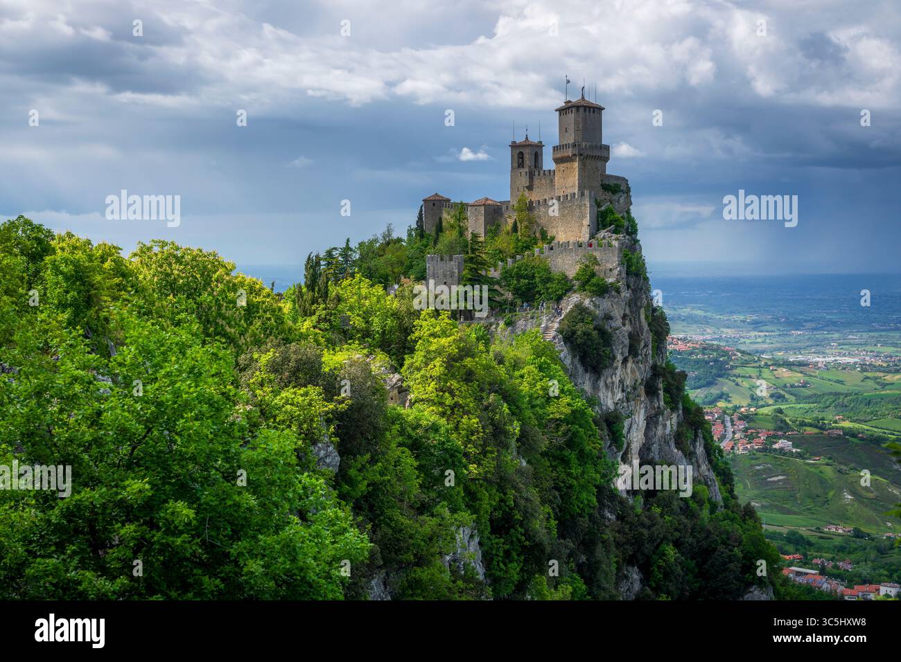 Repubblica di San Marino, prima torre medievale della Guaita sul monte Titano e vista panoramica sulla Romagna Foto Stock