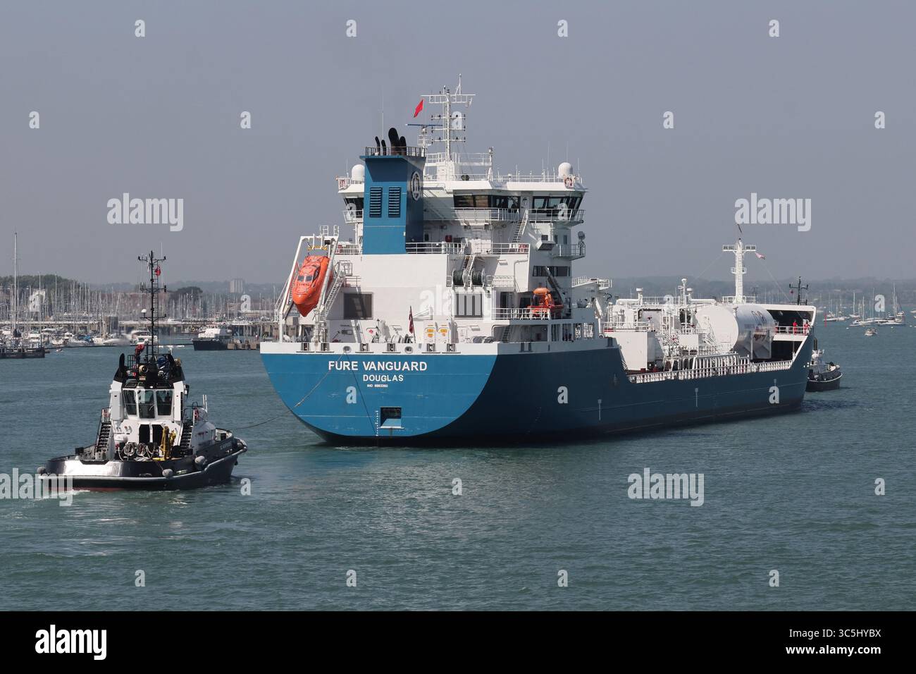 I rimorchiatori guidano la petroliera MV FURE all'AVANGUARDIA verso il molo del combustibile, Gosport. Foto Stock