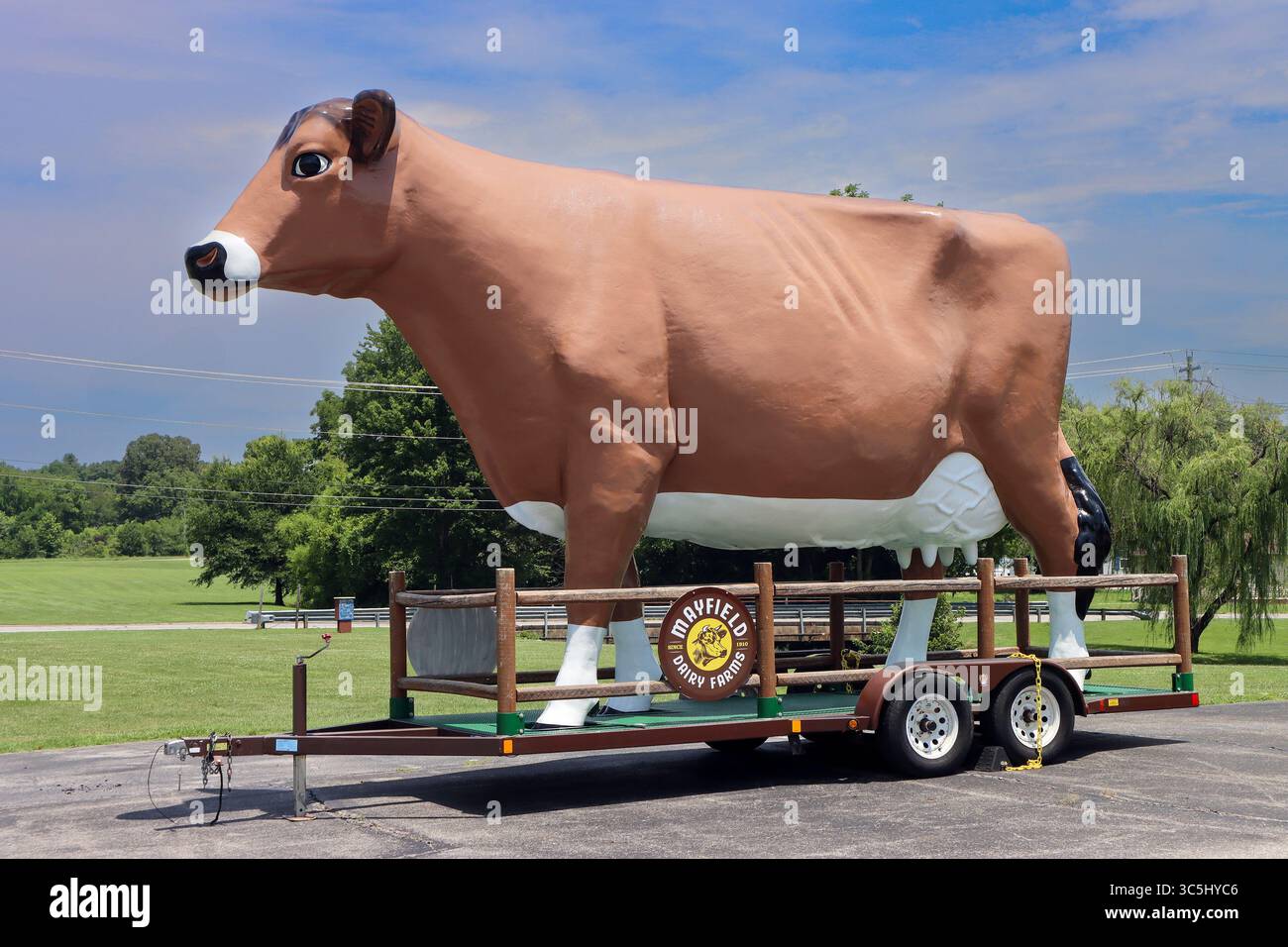 Una mucca gigante accoglie i visitatori al Mayfield Dairy Tour di Athens, Tennessee, una sosta divertente e adatta alle famiglie per gli amanti del gelato e gli appassionati di strada. Foto Stock