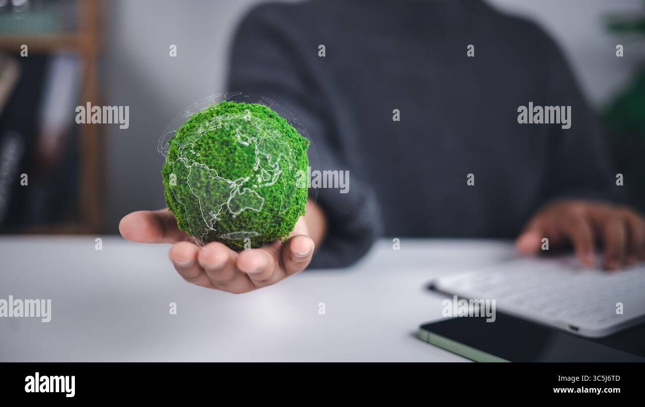 La protezione ambientale è simboleggiata da un globo verde coperto di muschio con una mappa del mondo traslucida tenuta in mano, che rappresenta la sostenibilità, l'ambiente Foto Stock