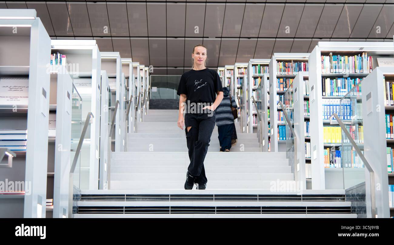24 febbraio 2020, Doha, QATAR: Svetlana Kuznetsova della Russia visita la Biblioteca Nazionale del Qatar in vista del torneo di tennis Qatar Total Open WTA Premier 5 2020 (immagine di credito: © Rob Prange/AFP7 via ZUMA Wire) Foto Stock