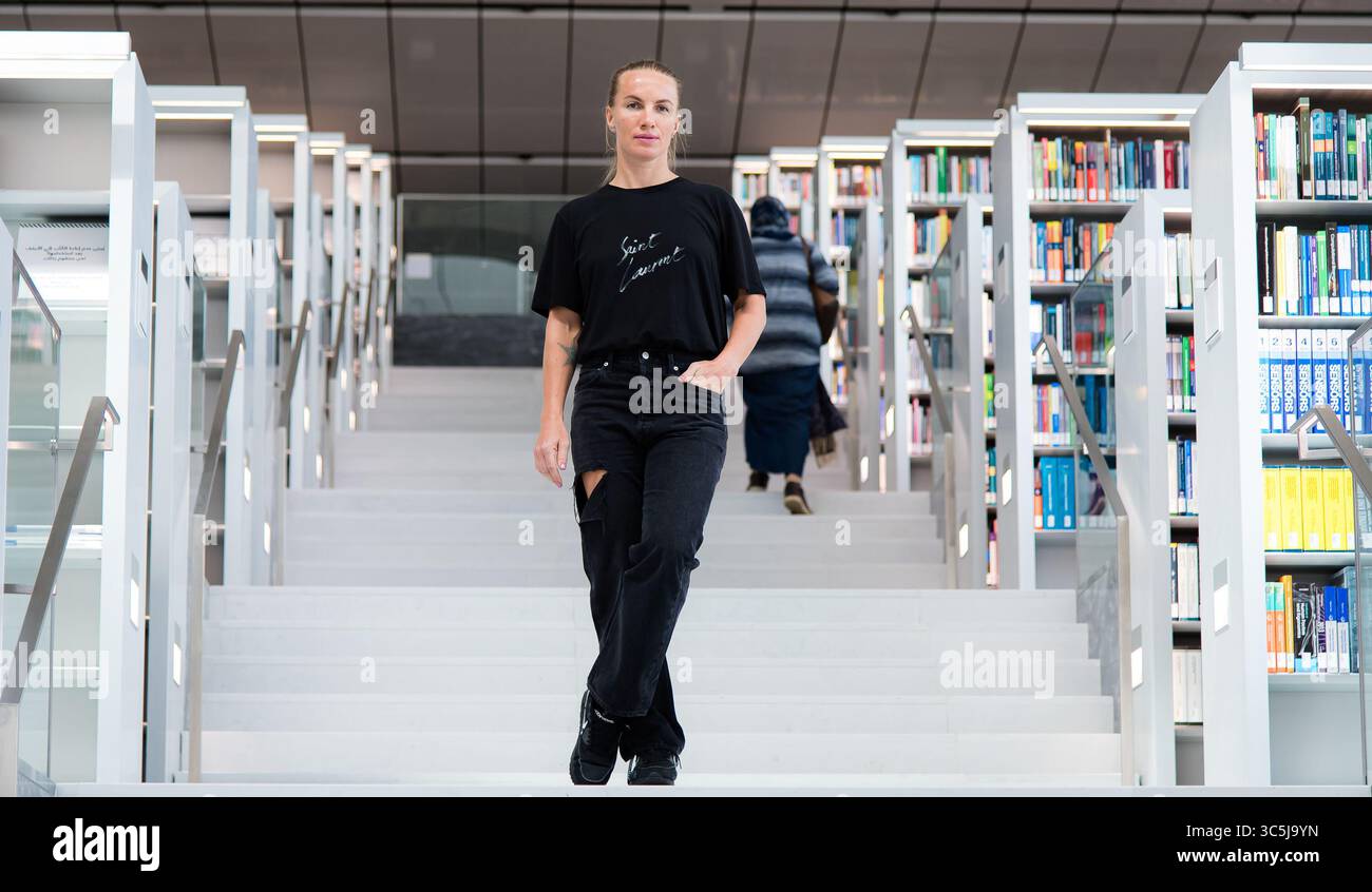 24 febbraio 2020, Doha, QATAR: Svetlana Kuznetsova della Russia visita la Biblioteca Nazionale del Qatar in vista del torneo di tennis Qatar Total Open WTA Premier 5 2020 (immagine di credito: © Rob Prange/AFP7 via ZUMA Wire) Foto Stock